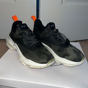 Steve Madden Myles Camo sneakers size 8 womens